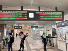 レール温度の上昇で、ＪＲには運休や遅れが発生した。帯広駅構内では遅れを知らせるアナウンスが流れた（２４日午後２時１０分ごろ）