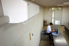 エアコンで冷やしたワーキングスペースで働く振興局の職員（２４日午後４時５０分ごろ）