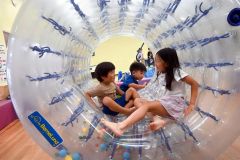冷房の効いた帯広市児童会館で遊び、笑顔の子どもたち（２４日午後３時）