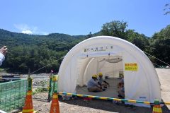 陰圧テントで休息する現場職員ら（２３日、帯広市内十勝幌尻岳の土木工事現場で）
