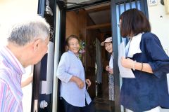 本別町の柏木町自治会で会長を務める北山信孝さん（７３）、副会長の田西昭子さん（８５）、民生委員の佐藤よしえさん（６４）は、地域の独居老人らを回って熱中症の注意喚起などを行った