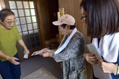 本別町の柏木町自治会で会長を務める北山信孝さん（７３）、副会長の田西昭子さん（８５）、民生委員の佐藤よしえさん（６４）は、地域の独居老人らを回って熱中症の注意喚起などを行った