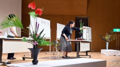 実際に生けながら解説をする講師