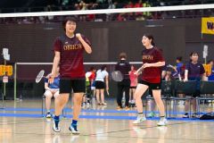 【女子団体戦決勝・帯一中―清水中】第１ダブルスとして勝利した（右から）渋谷侑愛主将・貝谷怜莉組（金野和彦撮影）
