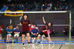 【女子団体戦決勝・帯一中―清水中】第２ダブルスとして勝利した（左から）林華乃葉・齊藤優利奈組（金野和彦撮影）