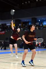 【女子団体戦決勝・帯一中―清水中】第１ダブルスとして勝利した（左から）渋谷侑愛主将・貝谷怜莉組（金野和彦撮影）