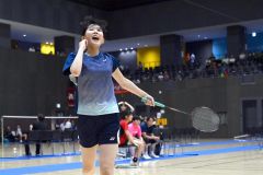 清水中の伊藤里彩（金野和彦撮影）