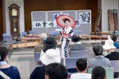 ひらひらと舞い踊る若菜流春桜会会員