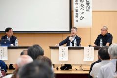 パネルディスカッションに登壇した（右から）梶澤議長、廣瀬教授、君島氏