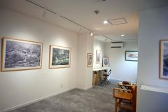 作品に合わせて照明など備える会場