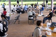 飲食をしながら、ミニコンサートなどで盛り上がる来場者ら