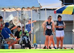 【女子ハンマー投げ決勝】天を見上げ試技を待つ青木菜桜（右から２人目、幕別清陵）
