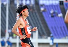 【男子４００メートルリレー予選】４走にバトンを渡しその後のレースを見守る泉航大也（白樺学園）