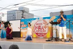 ステージではフラダンスなどが披露された（佐藤有将通信員撮影）