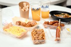 冷たいビールとグルメを楽しめる（佐藤有将通信員撮影）