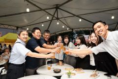 会社の仲間と乾杯（佐藤有将通信員撮影）
