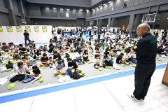 緊急蘇生講習を受講する参加者（２６日午前９時半ごろ、須貝拓也撮影）