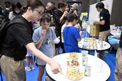 非常食を試食する参加者（２６日午前１０時半ゴロ、須貝拓也撮影）