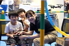 ミニドローンの操縦を体験する子ども（２６日午前１０時１５分ごろ、須貝拓也撮影）
