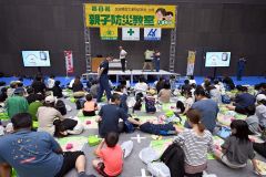 ＡＥＤ（自動体外式除細動器）の使い方学ぶ参加者（２６日午前１０時１０分ごろ、須貝拓也撮影）