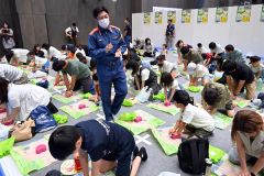 手拍子で心臓マッサージのリズムを刻む消防署員（２６日午前１０時ごろ、須貝拓也撮影）