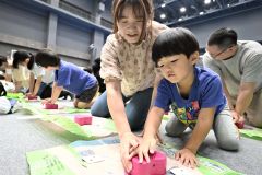 心臓マッサージを模擬体験する参加者（２６日午前９時５０分ごろ、須貝拓也撮影）