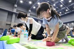 心臓マッサージを模擬体験する参加者（２６日午前９時５０分ごろ、須貝拓也撮影）