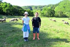 浦幌町厚内でヒツジを飼養している宮原さん夫妻