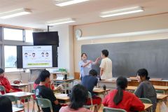 授業を行う金曽さん