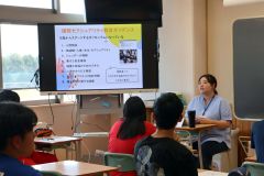 授業を行う金曽さん