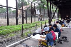 思い思いの場所で筆を走らせる　おびひろ動物園で写生コンクール