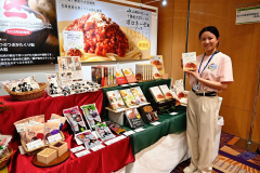 十勝産大豆を使ったパスタソースをＰＲする国分北海道商品開発部の山木あかりさん