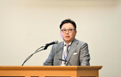 あいさつする藤江社長