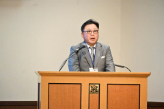 あいさつする藤江社長