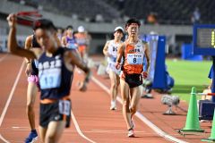 【男子５０００メートル競歩決勝２組】先頭の選手がゴールする中、最終周に入る大野楓護（右、白樺学園）