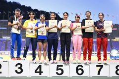 【女子１００メートル決勝】表彰台でポーズを取る山崎心愛（左から４人目）ら入賞選手