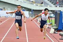 【男子１００メートル予選】三輪紘大（左、北海道栄）と２着を争う石田正龍（旭川志峯－浦幌中出）