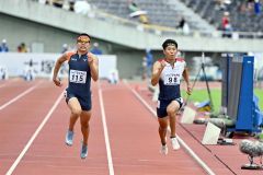 【男子１００メートル予選】三輪紘大（左、北海道栄）と２着を争う石田正龍（旭川志峯－浦幌中出）
