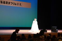 舞台メイクと衣装でステージに上がる一般出演者