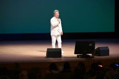 一般出演の部でのどを披露する委員会の深井代表
