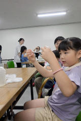 スライムづくりを楽しむ子どもたち(27日午前9時55分ごろ)