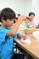 スライムづくりを楽しむ子どもたち(27日午前9時45分ごろ)