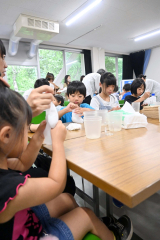 スライムづくりを楽しむ子どもたち(27日午前9時45分ごろ)