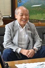インタビューに応じる鈴木氏
