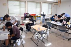 「広尾町公設民営塾」で学習に取り組む広尾高の生徒ら