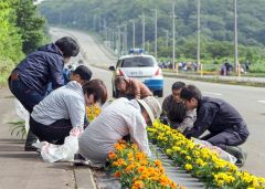 除草作業に精を出す参加者ら