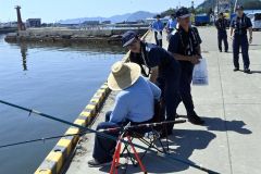 釣り人に水難事故防止を呼び掛ける関係者