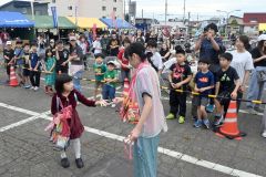 ジャンケン大会など、子どもたちも楽しんだ「広尾食べ飲みマルシェ」