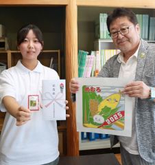 今年は芽室高の笹金さんデザイン　芽室町の限定赤い羽根ピンバッジ