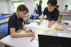 多文化共生に向けた課題などについて意見を出し合う参加者